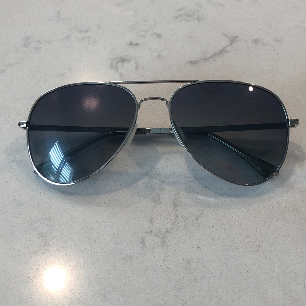 Sleek Black and Silver Aviator Sunglasses